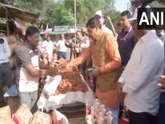 
      
      CM announces to exempt taxes from small hawkers on roadside
      
      