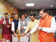 
      
      Uttarakhand CM celebrates Diwali, distributes gifts to chidren
      
      
