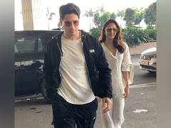 
      
      Sidharth Malhotra, Kiara Advani arrive in Delhi for Diwali 
      
      
