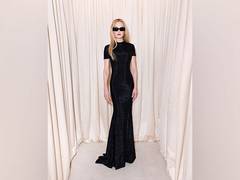 
      
      Nicole Kidman calls her mother 