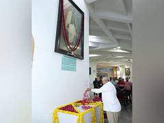 
      
      Gujarat CM Bhupendra Patel  pays tribute to Sardar Pate
      
      