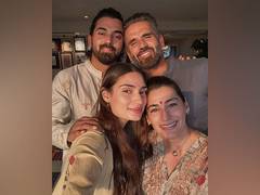 
      
      Suniel Shetty drops Diwali picture with KL Rahul, Athiya
      
      