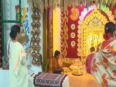
      
      West Bengal CM Mamata Banerjee offers prayers on Kali Puja 
      
      