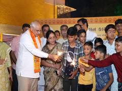 
      
      Gujarat CM celebrates Diwali with PMAY beneficiaries
      
      