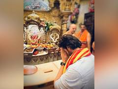 
      
      Kartik Aaryan offers prayers at Siddhivinayak Temple
      
      