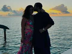 
      
      Kareena shares romantic pics with Saif
      
      