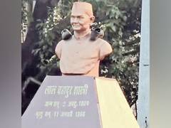 
      
      MP: Unknown puts shoes on statue of Lal Bahadur Shastri in Bhopal
      
      