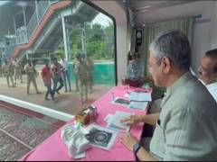 
      
      Vaishnaw reviews railway infrastructure in Aluva, Kozhikkode
      
      