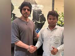 
      
      Shah Rukh Khan meets fan from Jharkhand 
      
      