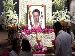 
      
      Tarun Tahiliani, Esha Gupta attend prayer meet of Rohit Bal 
      
      
