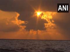 
      
      Devotees offer 'Arghya' to rising sun on last day of Chhath Puja
      
      