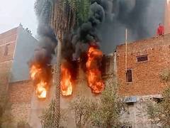 
      
      UP: Fire breaks out at refined oil warehouse in Babugarh
      
      