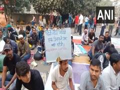 
      
      Prayagraj: Protest continues outside UPPSC office
      
      