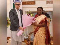 
      
      JK CM calls on President Murmu at Rashtrapati Bhavan
      
      
