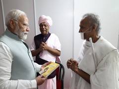 
      
      PM Modi meets Upadhyay Rishi Pravin
      
      