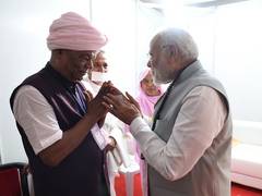 
      
      PM Modi meets Param Pujya Babhulgaonkar Maharaj in Maharashtra
      
      