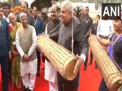 
      
      VP and LS Speaker pay triibute to Birsa Munda 
      
      