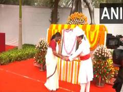 
      
      President Droupadi Murmu pay tribute to Bhagwan Birsa Munda 
      
      
