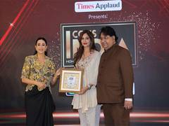 
      
      Anita More Felicitated by Karishma Kapoor at Times Applauds
      
      