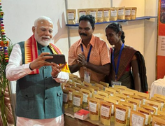 
      
      PM Modi connects with a tribal couple with selfie in Jamui
      
      