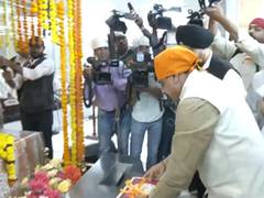 
      
      MP CM offers prayers at Gurudwara in Bhopal on Guru Nanak Jayanti
      
      
