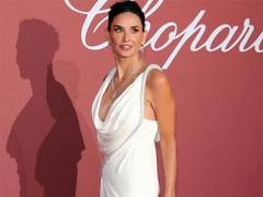 
      
      Demi Moore recalls challenging beauty standards at age of 40 
      
      