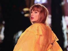 
      
      Taylor Swift thanks fans for 
