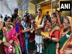 
      
      Mumbai:CM Pushkar Singh Dhami welcomed by migrant Uttarakhandis 
      
      