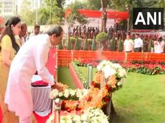 
      
      Uddhav Thackeray, his wife pays tribute to Balasaheb Thackeray
      
      