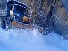 
      
      J-K: BRO clears snow at Zojila Pass after heavy snowfall
      
      