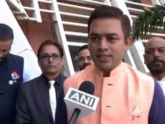 
      
      Indian diaspora in Nigeria warmly welcomes PM Modi 
      
      
