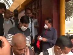 
      
      Delhi: BJP leaders distribute masks, slam AAP over rising polluti
      
      