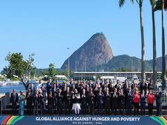 
      
      PM Modi and other world leaders pose for a family photo at G20 su
      
      