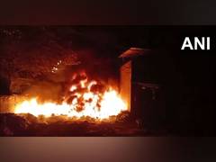 
      
      Gujarat: Massive fire breaks out at paper tube manufacturing unit
      
      
