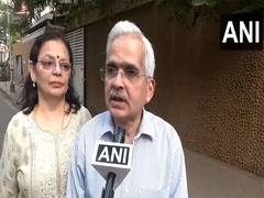 
      
      RBI Governor Shaktikanta Das casts vote in Mumbai 
      
      