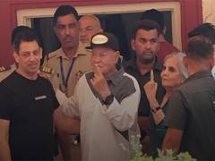 
      
      Salman Khan's parents cast their votes 
      
      