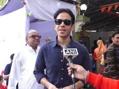 
      
      Tusshar Kapoor, Isha Koppikar, and others cast their votes 
      
      