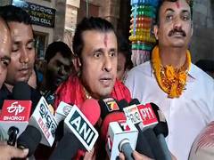 
      
      Sonu Nigam offers prayers at  Jagannath Puri Temple in Odisha
      
      