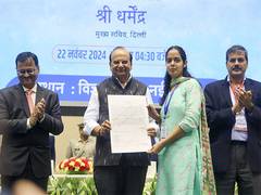 
      
      Delhi LG distributes appointment letters to 702 new recruits 
      
      
