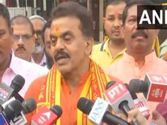 
      
      Shiv Sena’s Sanjay Nirupam visits Siddhivinayak temple
      
      
