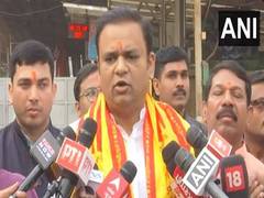 
      
      Maharashtra: BJP's Rahul Narwekar visits Siddhivinayak T 
      
      