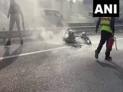 
      
      Scooter heavily damaged by fire on Delhi-Gurgaon Highway
      
      