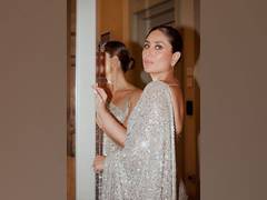 
      
      Kareena Kapoor Khan dazzles in shimmer saree at awards event
      
      