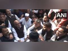 
      
      Scuffle breaks out between Police, Congress leaders outside party
      
      
