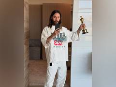 
      
      Jared Leto finds his 2014 Oscar years after losing it
      
      
