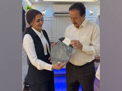 
      
      Anupam Kher receives heartwarming gift from Eesha Deol
      
      