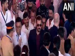 
      
      Salman Khan attends Maharashtra government oath ceremony
      
      