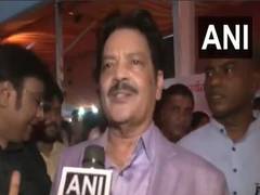 
      
      Udit Narayan attends Maharashtra government oath ceremony
      
      