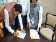 
      
      Maharashtra CM Devendra Fadnavis assumes office after taking oath
      
      