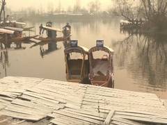 
      
      As temperature drops in J-K, Dal Lake attracts tourists
      
      